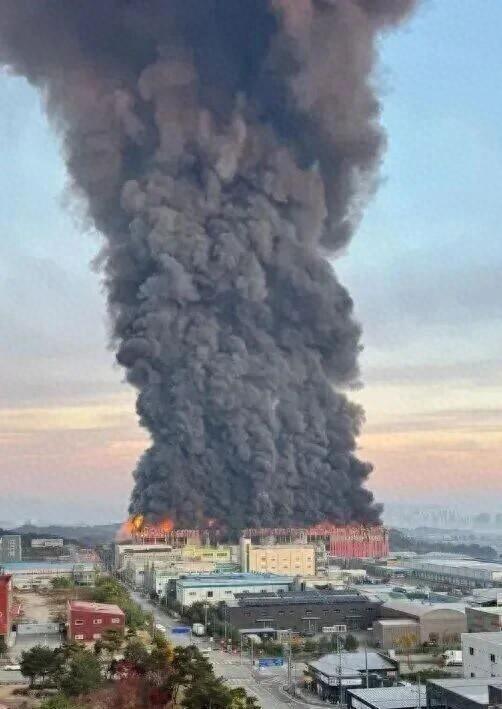 亚洲规模最大的时尚物流中心大火烧了60小时，超1000万件衣服鞋子等物品被烧毁	，多家订单被迫取消