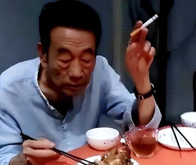 69岁赵本山：每天2包烟，顿顿8两酒，跟生前的杨少华如出一辙