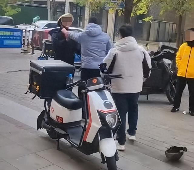 外卖骑手刺伤同事，因排班产生口角，石家庄警方：伤者无生命危险