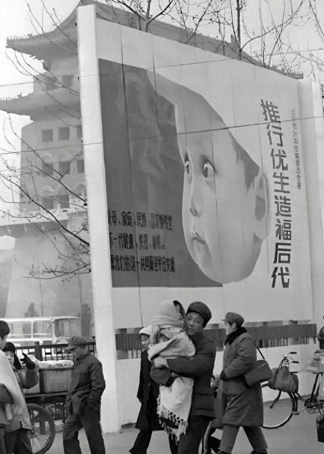 “坚持计划生育一百年不动摇”的彭佩云逝世，她父亲的人生更传奇