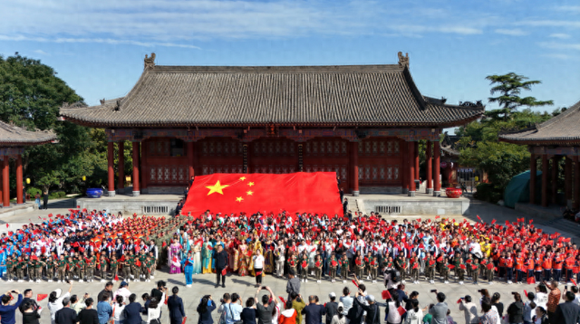 千人快闪，用歌声祝福祖国