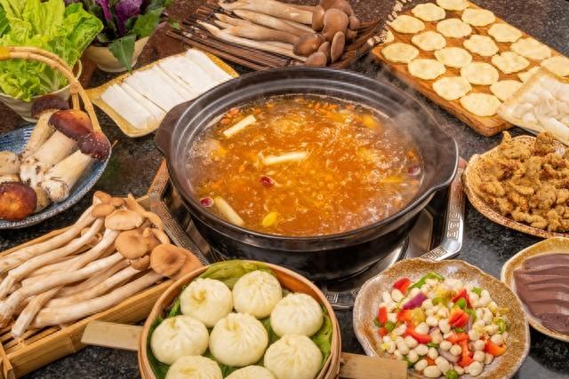 一场火锅浴撕开伪养生遮羞布！专家：警惕旅游业过度娱乐化陷阱