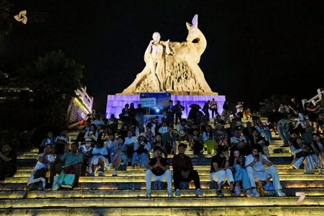 HI~看电影吗？吹海风 看星空那种！