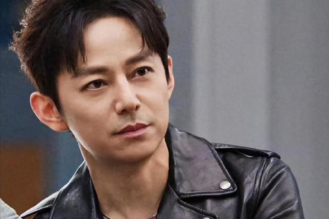 51岁主持人何炅：无妻无女、与保姆相伴	，如今终于与自己和解