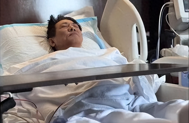 62岁李连杰手术报平安，病床上戴天价佛珠！向太透露他割了个肉瘤