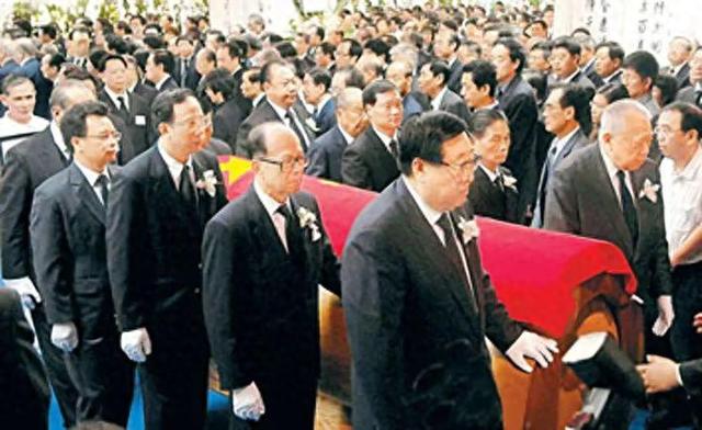 将2000亿资产无偿捐给国家，死后享国葬待遇，儿子却开大巴谋生