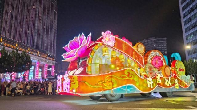 25辆花车“开进”环球港，上海旅游节大巡游活动来到普陀