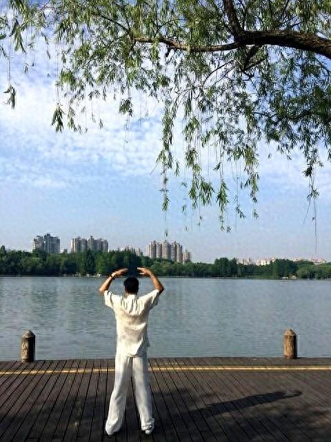 换劲第一个变化：坐着打拳，左脚蹬，右脚撑，腿根长出肌肉团