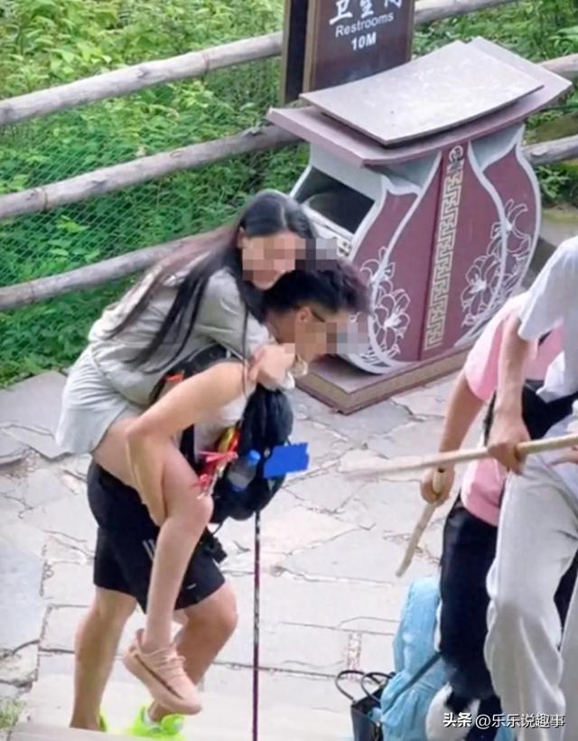 背、抱、捏腿…男性“陪爬”峨眉山？领队回应：我们只是守护登顶