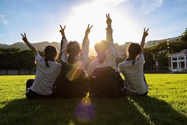 去外地旅游，要不要联系老同学？