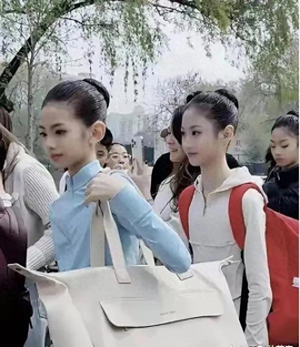 在北戏的招生现场，有两位小姑娘，那颜值高得太让人惊艳了