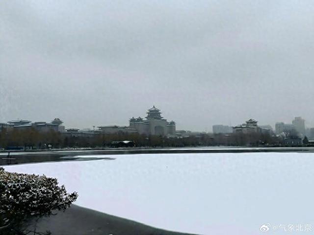 北京今冬首场大雪，市区公园美成画卷