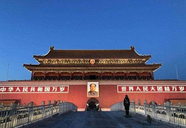 为何天安门不悬挂毛主席的照片，反倒要挂主席的画像？