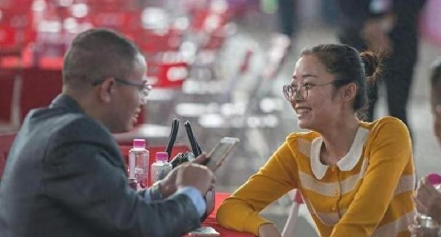 相亲中，我听过最好笑的话是，女方居然嫌弃男方不够大方