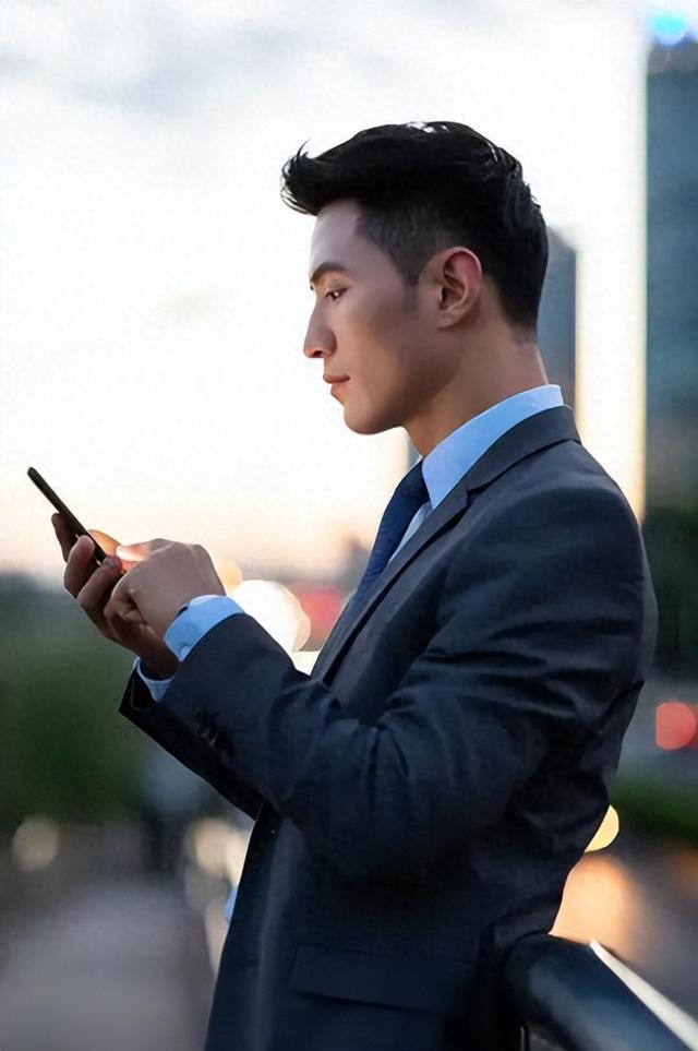 老婆是英语老师，校长天天找她麻烦，那天我去接她，校长当场愣住