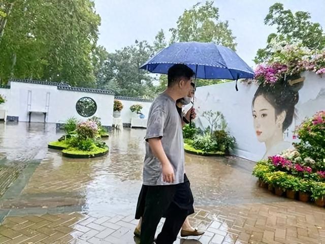 雨中游园赏花 尽显文明素质