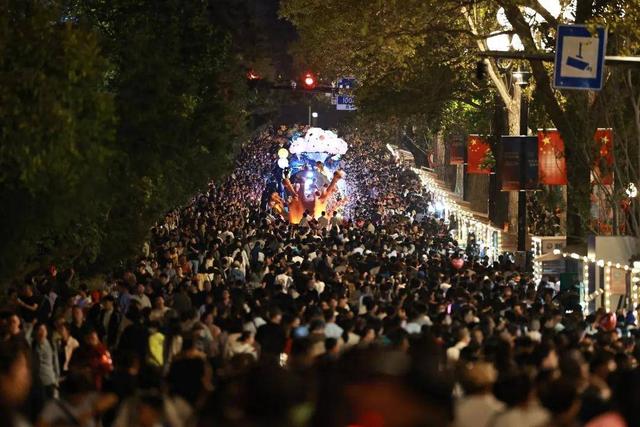 新民大街的夜，被这波国潮花车“硬控”了！