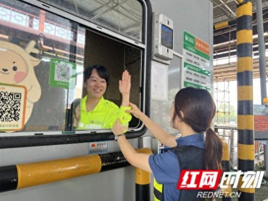 高温下的坚守，张家界收费站的“三重担当”