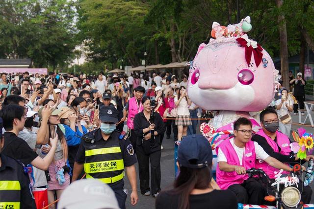 大湾鸡、萤火虫、电竞，年轻人为何跨城追 “广货”？丨五一观察