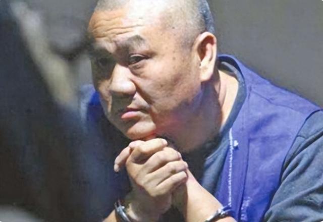 他逃亡16年，靠赃款娶4个老婆生12个娃，2015年被捕时身家几个亿