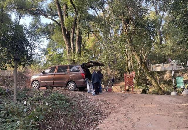 清晨进山锻炼，峭壁现汽车，五菱载重攀绝壁震撼我