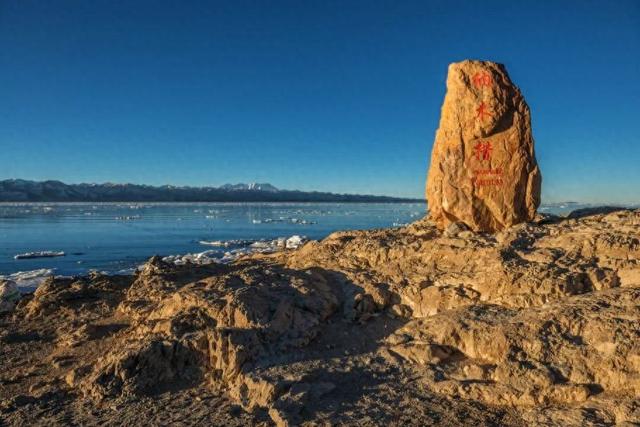 西藏天湖冬日变蓝宝石秘境，千里冰封宛如异星