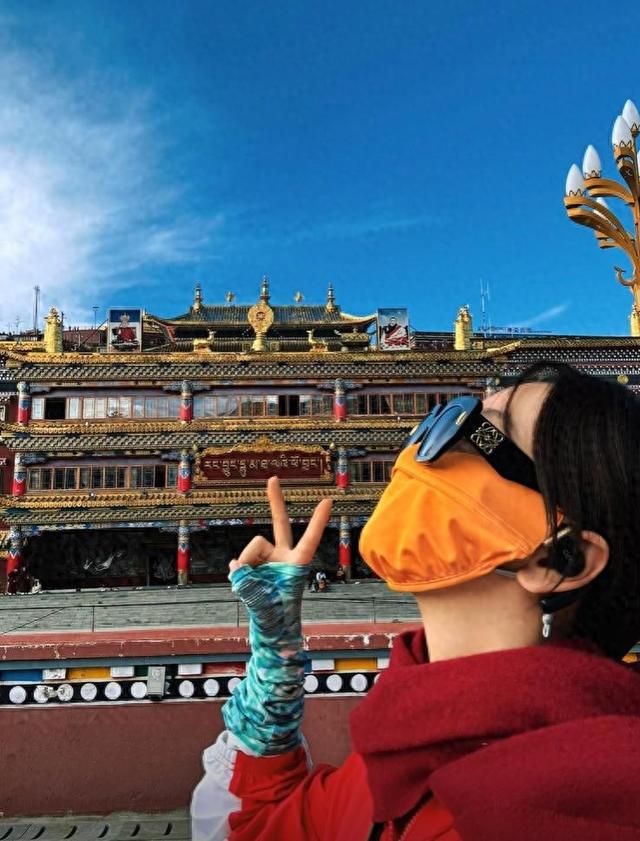 杨蓉一人去色达7天不看手机，每天只吃一锅面，担忧10年后的自己