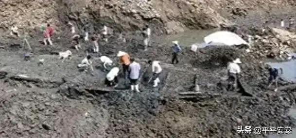 山东一农民挖藕时,发现脚下踩到东西,众人合力挖出后,全都傻眼