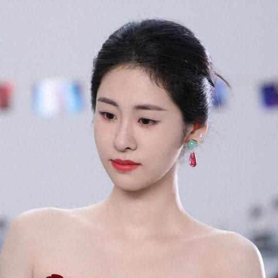 表面是“黄花大闺女”，实际却偷偷怀孕生娃，这些女星真让人意外