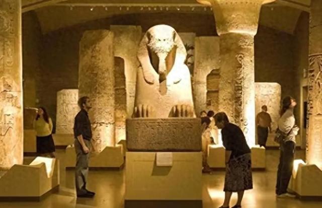 伊朗一对情侣，躲进谷仓中拥吻，被人发现时，已经吻了2800年