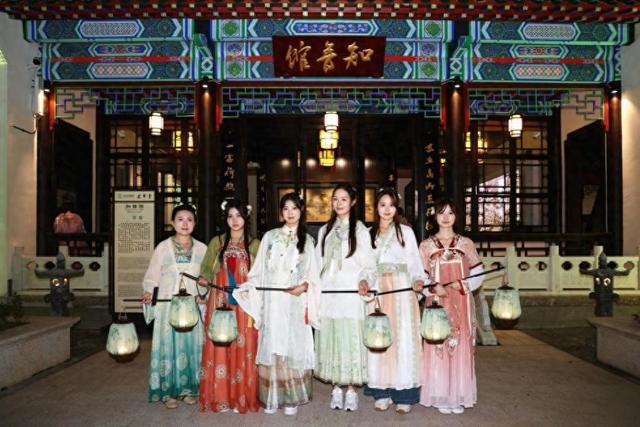 汉服执灯引客来，文旅温暖服务润人心