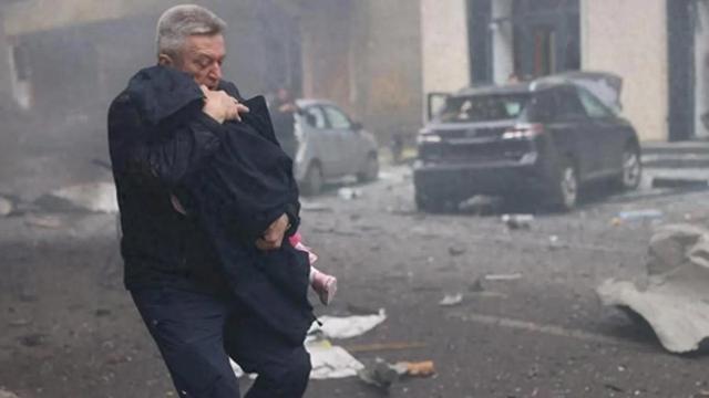 乌幼儿园遭无人机轰炸！48名幼童被困，男子救出粉鞋女孩照片疯传