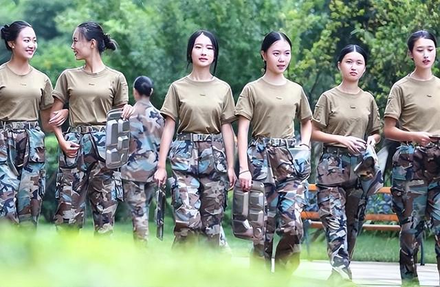 大学“透视”军训服火了，女生站在阳光下看出端倪，就问谁敢穿