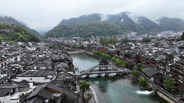 湖南凤凰：特色旅拍丰富旅游体验