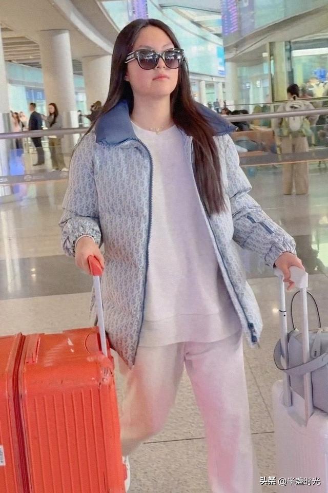 李湘女儿王诗龄在机场被偶遇，她推着两个行李箱，姿势好像妈妈啊