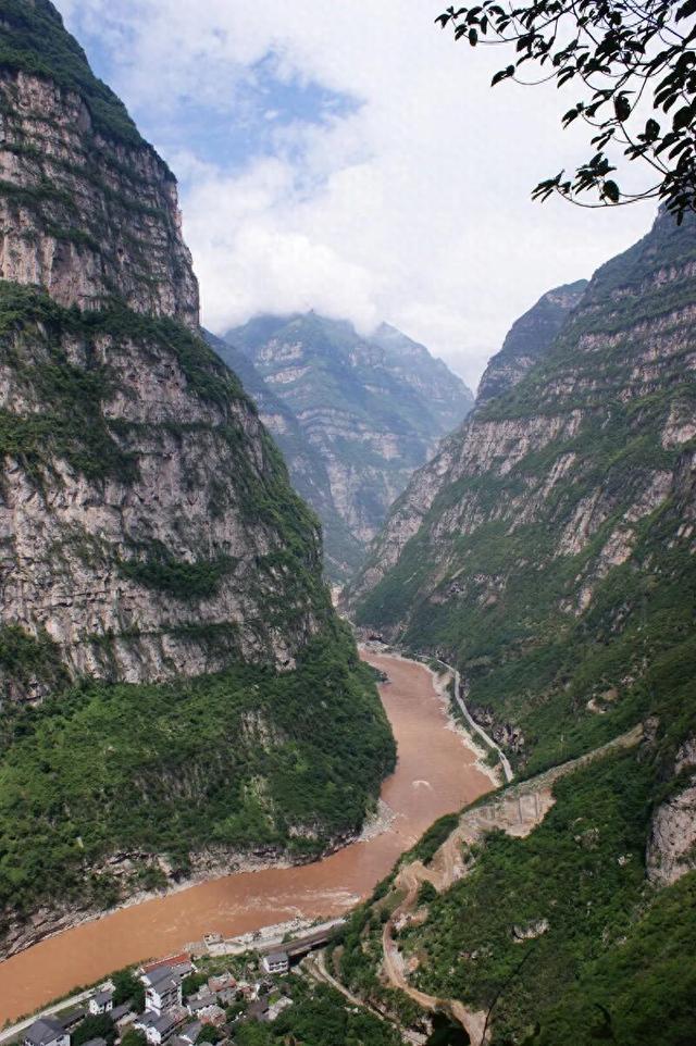 悬崖上的博物馆，守护着一段不该被遗忘的历史