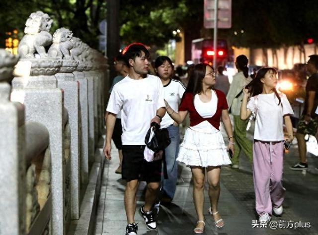 永宁门内外游客如织