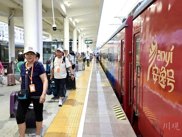 旅游专列“一座难求”，老年人为何着迷？丨不懂就问——经济热点一线探访㉝