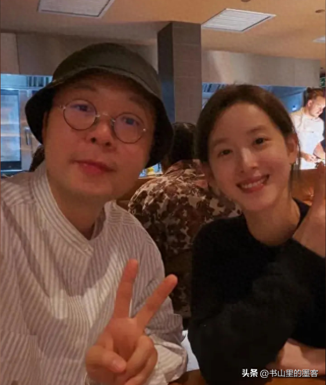 章泽天陪刘强东迪拜过圣诞	，疑住3万一晚酒店，打扮精致却穿脏鞋