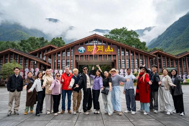 第三只眼看中国·打卡魅力江西 | 外籍博主赞叹明月山云海奇观，高山奇景震撼世界！