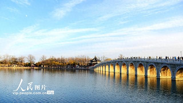 北京：颐和园再现“金光穿洞”景观