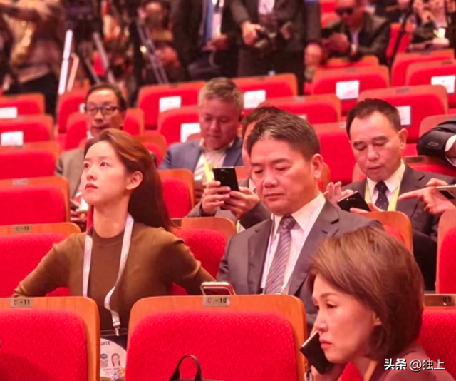 终于等到刘强东秀恩爱！可看清护着章泽天的方式，原谅我笑出了声