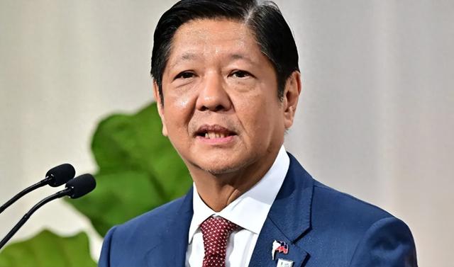 菲舰被水炮冲击，船上人员紧急举白旗投降，马科斯终于现身，对中国的表态不简单