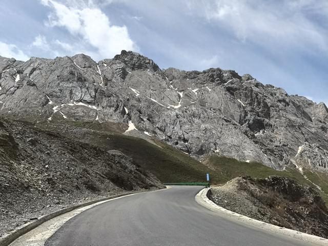 开房车自驾洛克之路，沿途的风景与路况怎么样呢？