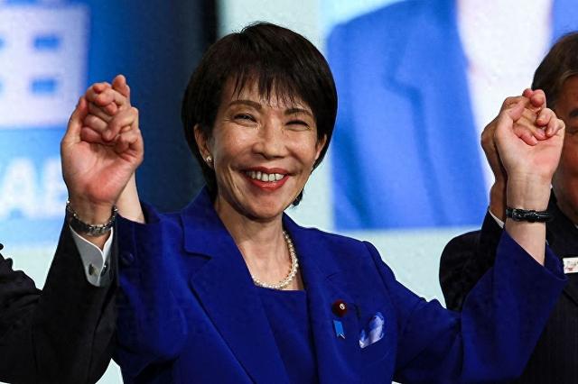 日本迎来女版安倍，对华强硬引发警告，特朗普索要5500亿“账单”