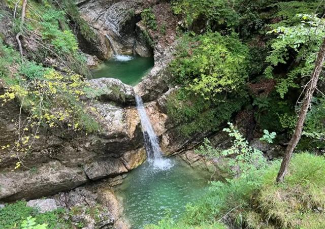 浙江有个避暑胜地，被誉为江南“小九寨沟”，夏季很凉快