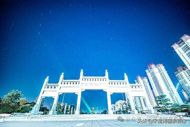 陕西渭南：感恩节当天的人和公园星轨和国贸十字车轨等