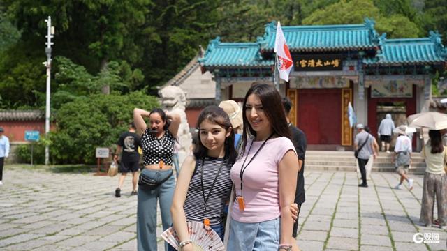 阿塞拜疆旅行团抵青，30余名外籍游客畅游崂山