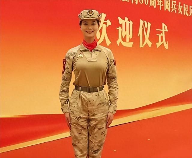 女民兵李思颖阅兵结束回家，母亲官宣其新身份，太牛了！全网恭喜