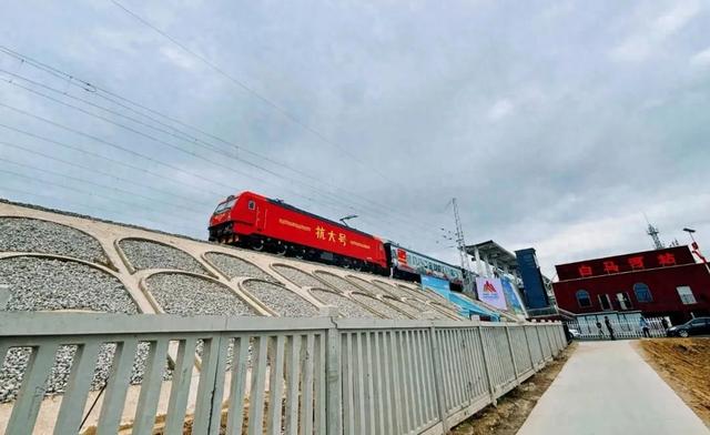 “抗大号”！河北省首条红色旅游专列在邢台市开通